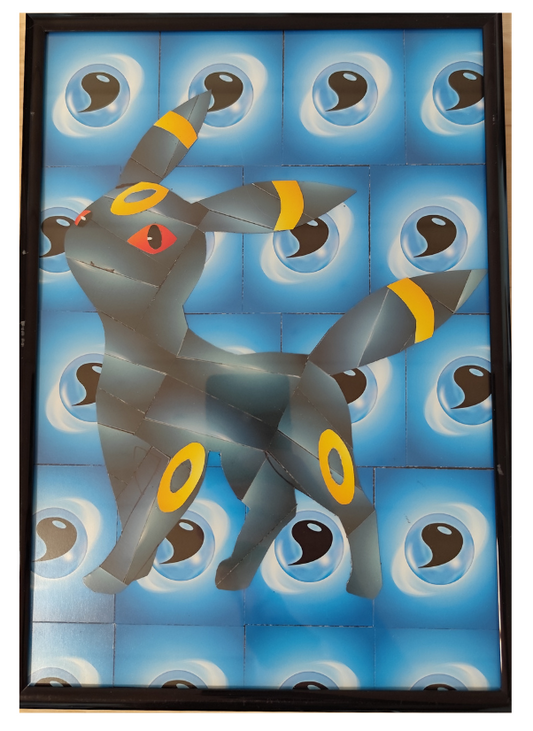 Handgemachtes Nachtara-Kartenbild im schwarzen Rahmen mit Pokémon-Energiekarten als Hintergrund.